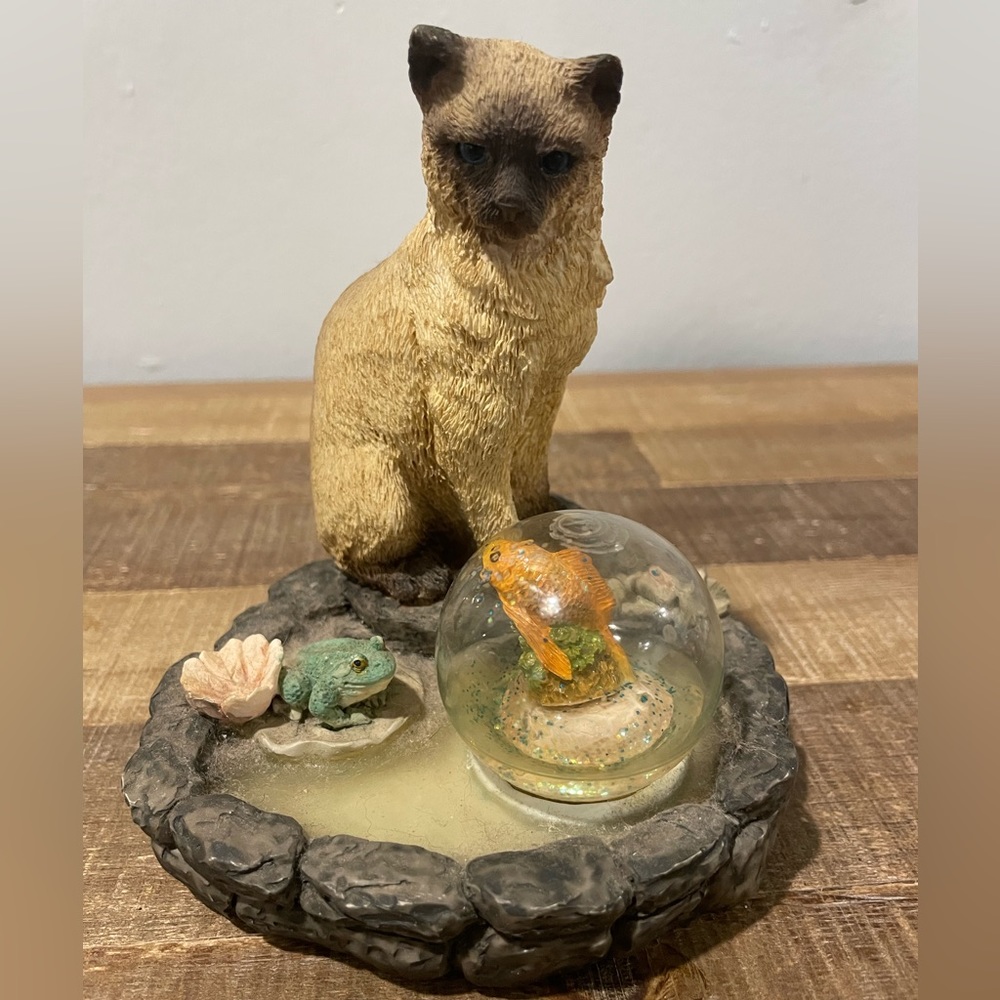 Siamese Cat by Pool. Water Wonders Figurine. Koi & Frog. 5” High. Vintage.